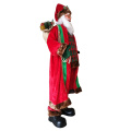 Personnage du Père Noël décoré de chaussettes de Noël